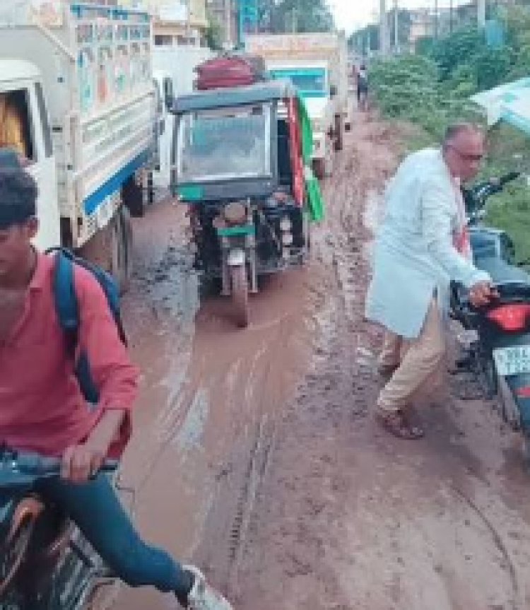 एक साल में उखड़ गई स्टेशन रोड की नई सड़क, गड्ढों में तब्दील हुआ रास्ता