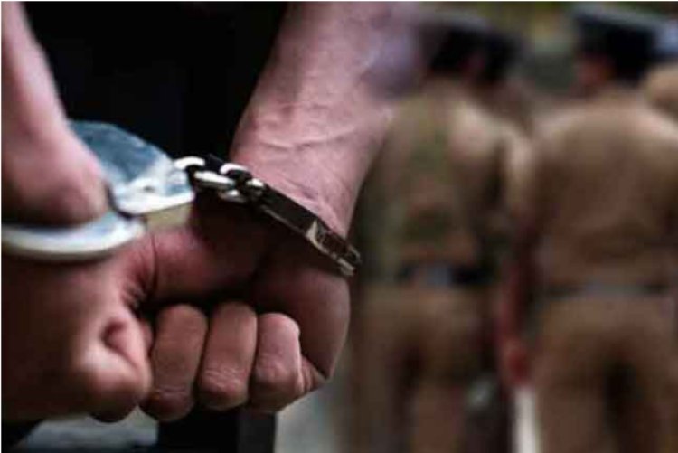 गश्त में पुलिस की नजर पड़ी तो खुला शराब तस्करी का राज, 34 लीटर देसी शराब के साथ बाइक सवार गिरफ्तार