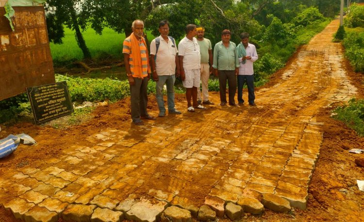 महादेवगंज में 2.99 लाख की लागत से पेवर ब्लॉक सड़क निर्माण कार्य प्रगति पर