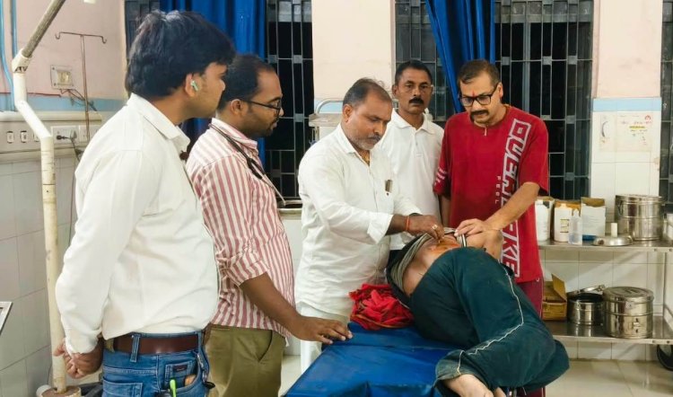 डुमरांव स्टेशन पर अधेड़ यात्री जख्मी, हालत गंभीर, रेफर