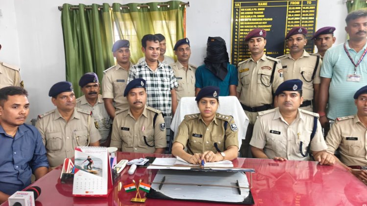 खाकी का खौफ दिखाकर ट्रेनों में वसूली, विरोध पर युवक को चलती ट्रेन से दिया धक्का