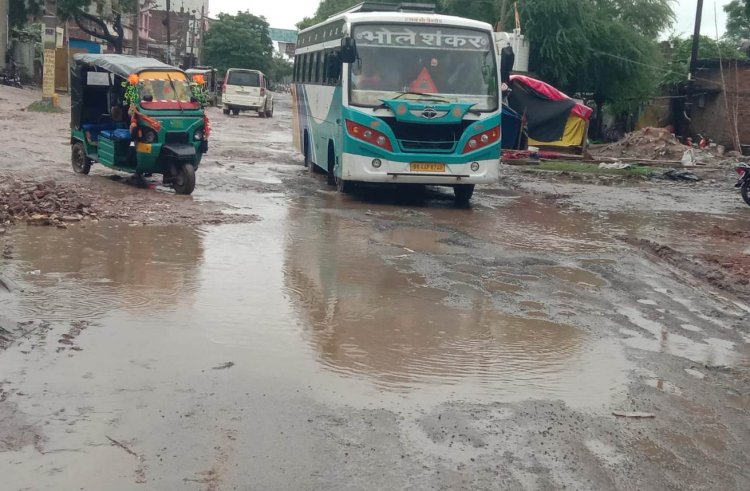 स्टेशन रोड में जतकुटवा बस्ती के पास अतिक्रमण व जलजमाव से चौपट हुई सड़क, हर दिन हो रहे है हादसे