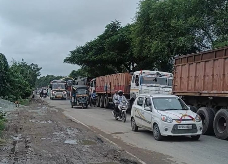 दानी कुटिया के पास ट्रकों की कतार ने बढ़ाई परेशानी, दिनभर रेंगता रहा यातायात