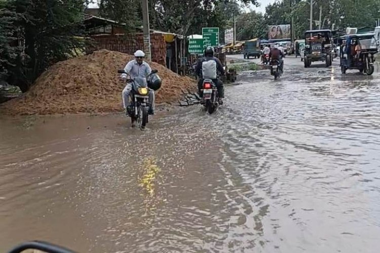 नाली जाम, मुख्य सड़क पर जमा पानी; राहगीरों की बढ़ी मुश्किल