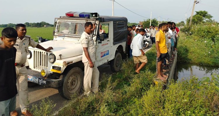 पानी में तैरते बोरे ने मचाया हड़कंप, शव की आशंका में पहुंची पुलिस; खुला राज तो निकला मरा भैंस का बच्चा