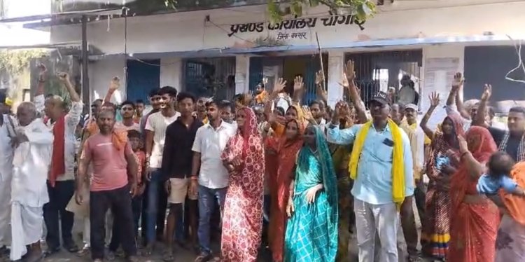 प्रधानमंत्री आवास योजना में पैसे लेने के आरोप से गरमाया मामला