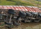 एनएच-922 की चाट में पलटा बालू लदा ट्रक, टला बड़ा हादसा