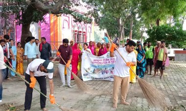 डुमरेजनी मंदिर में उतरे नगर परिषद के अधिकारी, झाड़ू लगाकर दिया स्वच्छता का संदेश