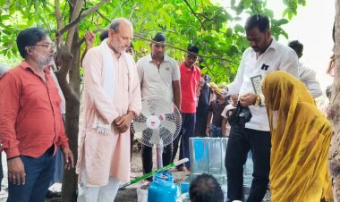 आवास योजना की पारदर्शिता पर सवाल : प्लास्टिक की छत के नीचे बुजुर्ग भाई-बहन, फिर भी आवास योजना की सूची से बाहर