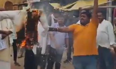 बिजली विभाग के खिलाफ डुमरांव में फूटा आक्रोश, पुतला फूंक जताया विरोध