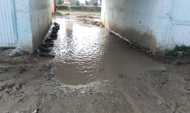 चौसा आरओबी के नीचे बदहाली की मार, कीचड़ में फंसा स्टेशन जाने का रास्ता