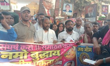 वकील पासी की रहस्यमय मौत की गुत्थी नहीं सुलझने से नाराज परिजनों व समाज के लोगों ने किया डुमरांव थाने का घेराव