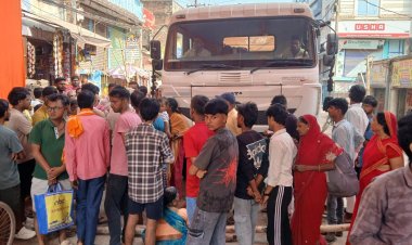 महाअष्टमी पर ट्रकों के परिचालन से जाम में कराहता रहा डुमरांव, विरोध में पूजा समिति वालों ने किया सड़क जाम