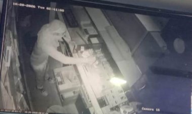 डुमरांव के गीता मोबाईल सेंटर में एक करोड़ से  अधिक के मोबाईल सेट व लाखों रूपए नगद की चोरी