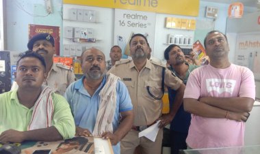 डुमरांव में हाईटेक चोरी! शटर से कैश काउंटर तक स्क्रू ड्राइवर का खेल, 40 लाख के मोबाइल व  तीन लाख नगदी गायब