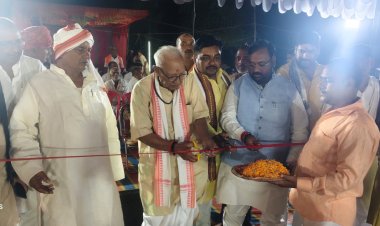 दुगोला गायकी की जुगलबंदी पर रातभर झूमे श्रद्धालु, घुरहूपुर में भक्ति का उमड़ा सैलाब
