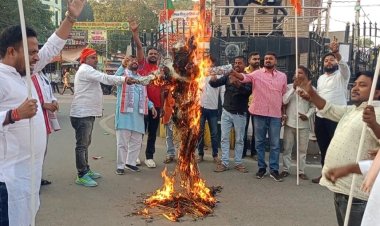खड़गे के बयान पर बक्सर में भाजपा का हल्लाबोल, वीर कुंवर सिंह चौक पर फूंका पुतला