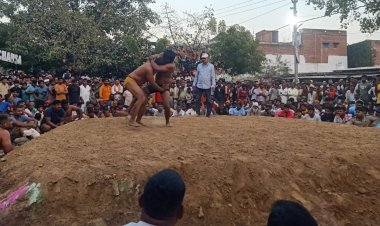अखौरीपुर गोला में पहलवानों ने दिखाए दांव-पेच, दंगल में उमड़ी भीड़