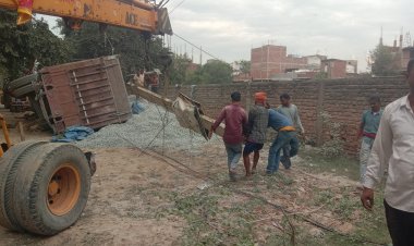 राज हाई स्कूल-बड़ाबाग पथ पर पलटी गिट्टी लदी ट्रक, पोल टूटा, विभाग ने जुर्माना लेकर छोड़ा