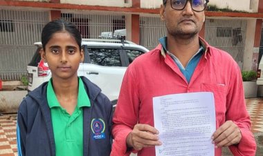 विकास के नाम पर पुराने नीम पर कुल्हाड़ी चलाने की तैयारी, बेटी संग डीएम के दरबार पहुंचे पिता