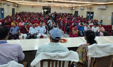 डीके कॉलेज में नए विद्यार्थियों का हुआ अभिनंदन, बेहतर भविष्य के लिए दिखाई गई राह