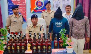 ट्रेन की सीट बनी शराब तस्करी का ठिकाना, बक्सर में दो तस्कर गिरफ्तार