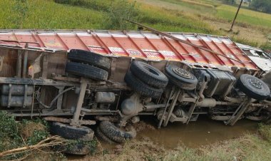 एनएच-922 की चाट में पलटा बालू लदा ट्रक, टला बड़ा हादसा