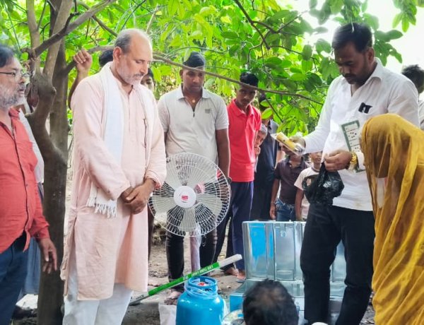 आवास योजना की पारदर्शिता पर सवाल : प्लास्टिक की छत के नीचे बुजुर्ग भाई-बहन, फिर भी आवास योजना की सूची से बाहर