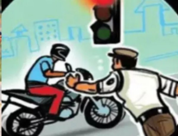 नो-एंट्री तोड़ने वालों पर पुलिस का शिकंजा, छह ट्रकों से 10,500 रुपये वसूला जुर्माना