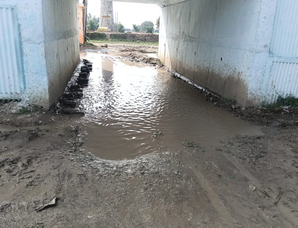 चौसा आरओबी के नीचे बदहाली की मार, कीचड़ में फंसा स्टेशन जाने का रास्ता