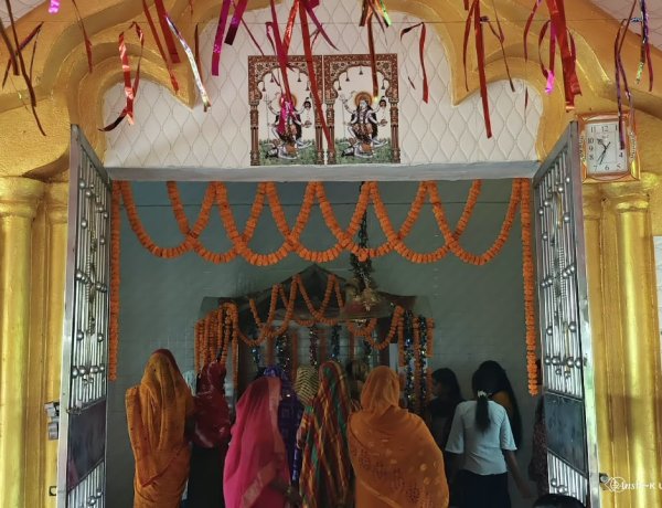 केसठ में मां ब्रह्मचारिणी की विधि-विधान से हुई पूजा, मंदिरों में उमड़ी भक्तों की भारी भीड़