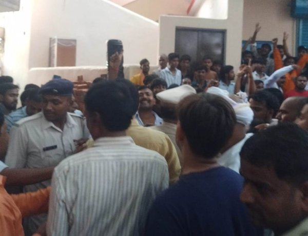 रामलीला मंच पर ताले की जंग, ईओ के खिलाफ सड़क पर उतरे लोग