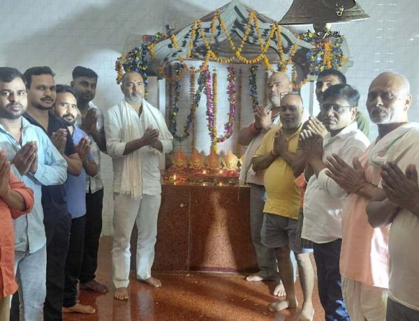 केसठ के मां काली मंदिर में धूमधाम से हुई महाआरती, छठे दिन मां कात्यायनी की हुई पूजा-अर्चना
