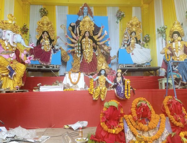 रोशनी में नहाया डुमरांव, मां के जयकारों से गूंज उठीं गलियां