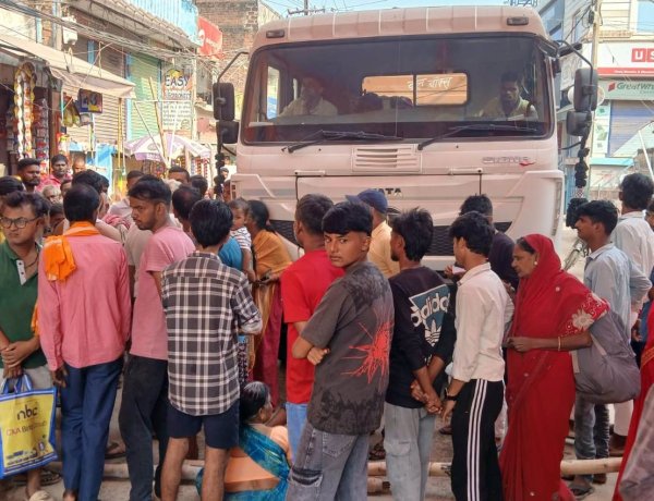 महाअष्टमी पर ट्रकों के परिचालन से जाम में कराहता रहा डुमरांव, विरोध में पूजा समिति वालों ने किया सड़क जाम