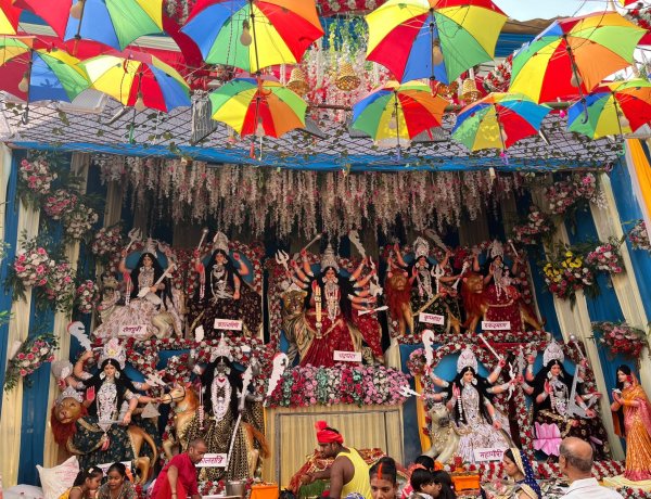 अष्टमी पर मां के दर्शन को उमड़ा आस्था का सैलाब, दशहरा मेले में देर रात तक गुलजार रहा डुमरांव