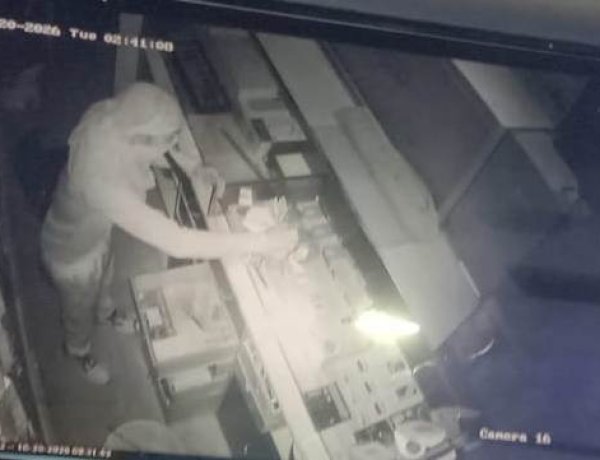 डुमरांव के गीता मोबाईल सेंटर में एक करोड़ से  अधिक के मोबाईल सेट व लाखों रूपए नगद की चोरी