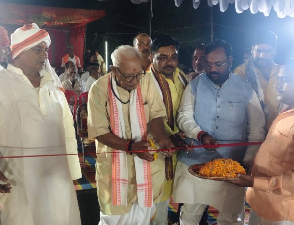 दुगोला गायकी की जुगलबंदी पर रातभर झूमे श्रद्धालु, घुरहूपुर में भक्ति का उमड़ा सैलाब