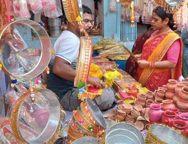 करवा चौथ पर बाजार में रौनक, चांद के दीदार को बेताब सुहागिनें