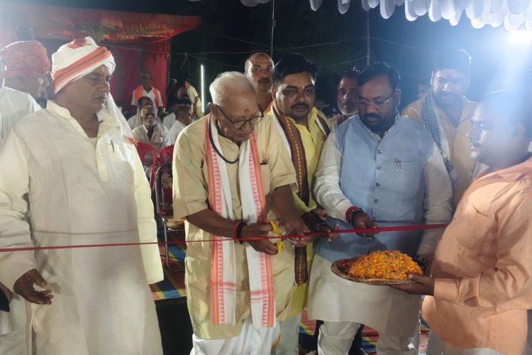 दुगोला गायकी की जुगलबंदी पर रातभर झूमे श्रद्धालु, घुरहूपुर में भक्ति का उमड़ा सैलाब