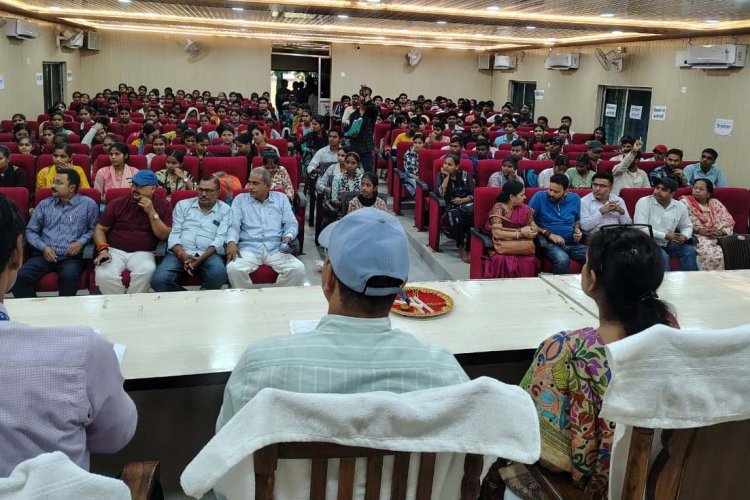 डीके कॉलेज में नए विद्यार्थियों का हुआ अभिनंदन, बेहतर भविष्य के लिए दिखाई गई राह