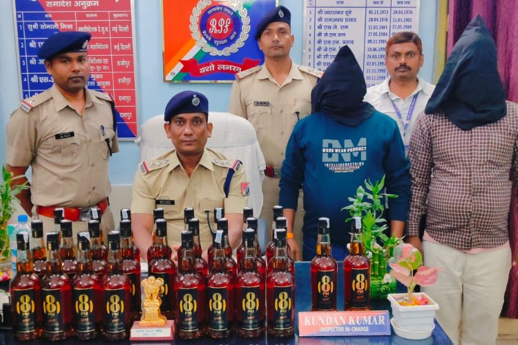 ट्रेन की सीट बनी शराब तस्करी का ठिकाना, बक्सर में दो तस्कर गिरफ्तार