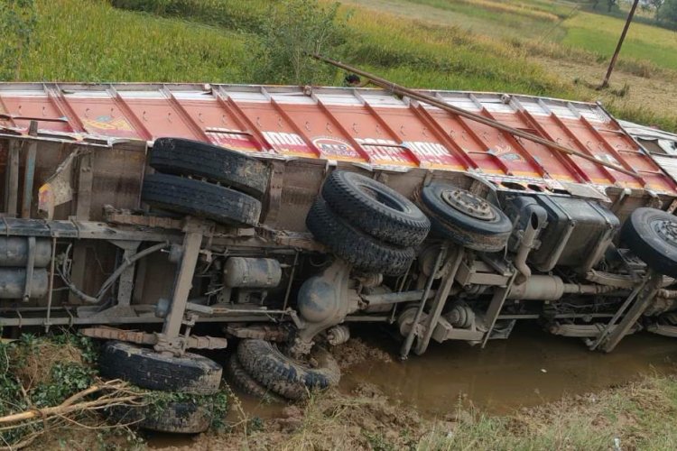 एनएच-922 की चाट में पलटा बालू लदा ट्रक, टला बड़ा हादसा