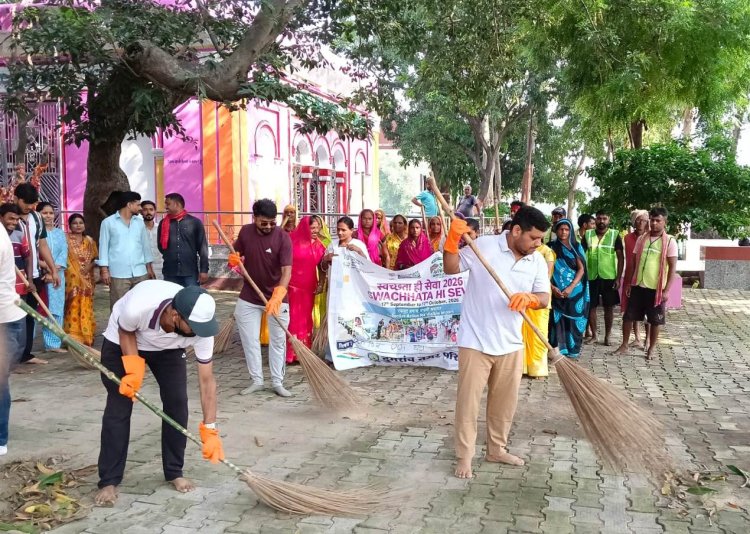 डुमरेजनी मंदिर में उतरे नगर परिषद के अधिकारी, झाड़ू लगाकर दिया स्वच्छता का संदेश