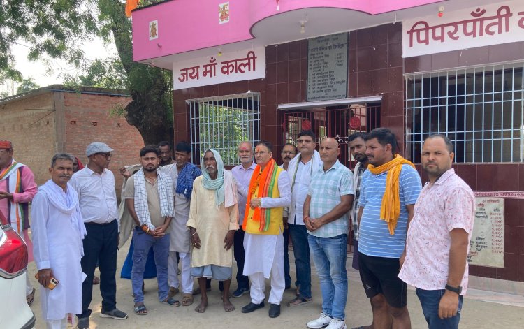 पिपरपांती में गंगा कटाव की त्रासदी के बीच पहुंचे प्रो. अखिलेश दुबे