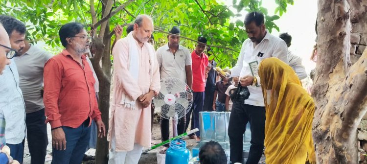 आवास योजना की पारदर्शिता पर सवाल : प्लास्टिक की छत के नीचे बुजुर्ग भाई-बहन, फिर भी आवास योजना की सूची से बाहर