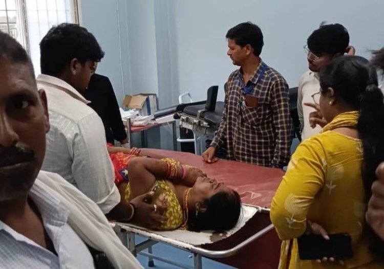 जर्जर सड़क पर नियंत्रण खोकर फिसली बाइक, गंगा स्नान से लौट रही महिला जख्मी, ग्रामीणों ने पहुंचाया अस्पताल