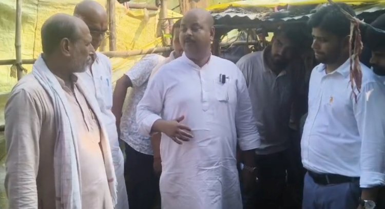 खबर का असर : खबर छपी तो बुजुर्ग भाई-बहन के दरवाजे पहुंचा पूरा प्रशासन