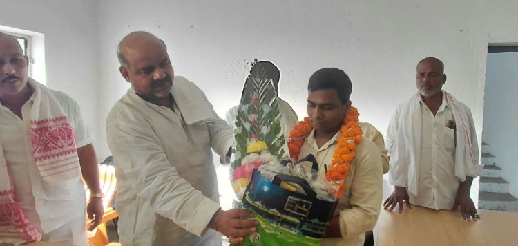 केसठ पंचायत सचिव अभय कुमार को भावभीनी विदाई, मुखिया ने आयोजित किया सम्मान समारोह