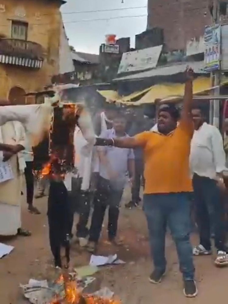 बिजली विभाग के खिलाफ डुमरांव में फूटा आक्रोश, पुतला फूंक जताया विरोध